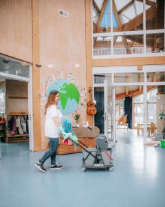 Eine Reinigungskraft der Herdegen Gebäudeservice GmbH führt die professionelle Unterhaltsreinigung im Innenbereich einer Kindertagesstätte durch. Saubere Böden und hygienische Räume sorgen für ein gesundes Umfeld für Kinder und Betreuungspersonal.