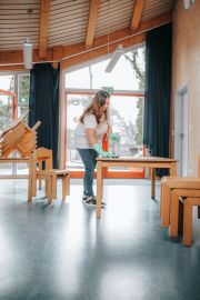 Mitarbeiterin der Herdegen Gebäudeservice GmbH bei der gründlichen Reinigung einer Kindertageseinrichtung.